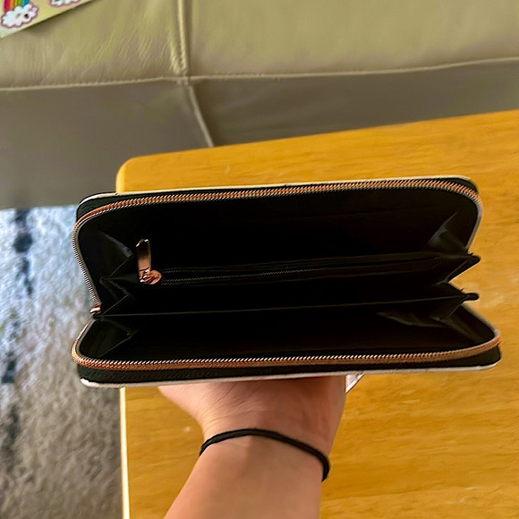 A wallet that is medium sized - Picture 2 of 2